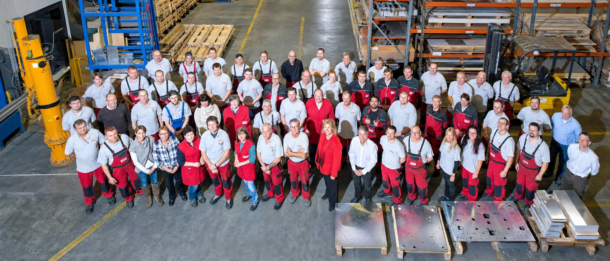 Schoder GmbH Team – Belegschaft vor der Produktionshalle in Langen